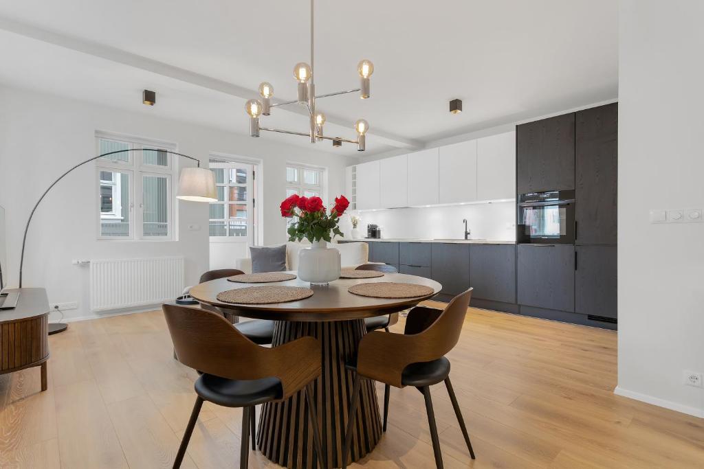 Downtown Apartment with Parking, Reykjavík