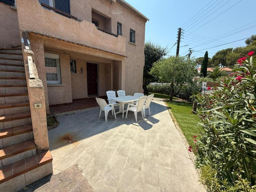 Family Apartment by the Sea with Garden - 4