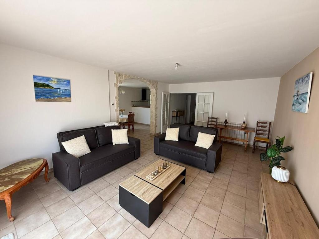 Family Apartment by the Sea with Garden - 5