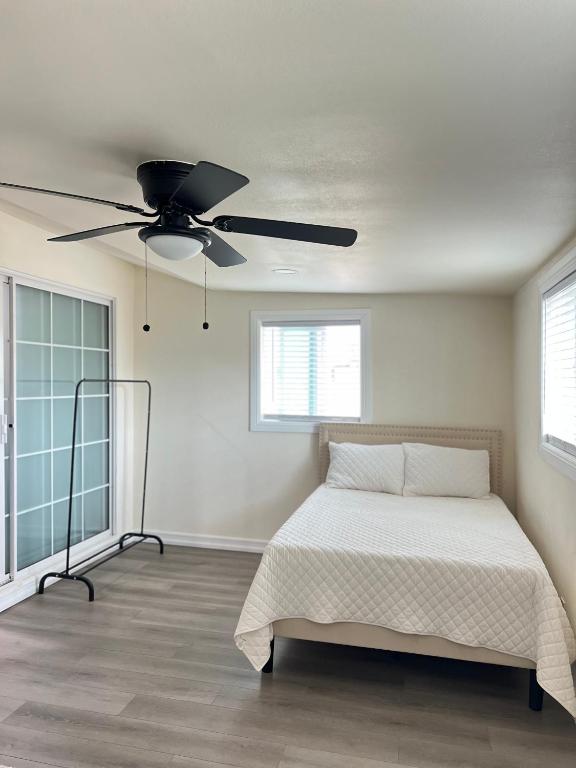 Single Room w/ Private Entrance - Shared Bathroom, Hemet