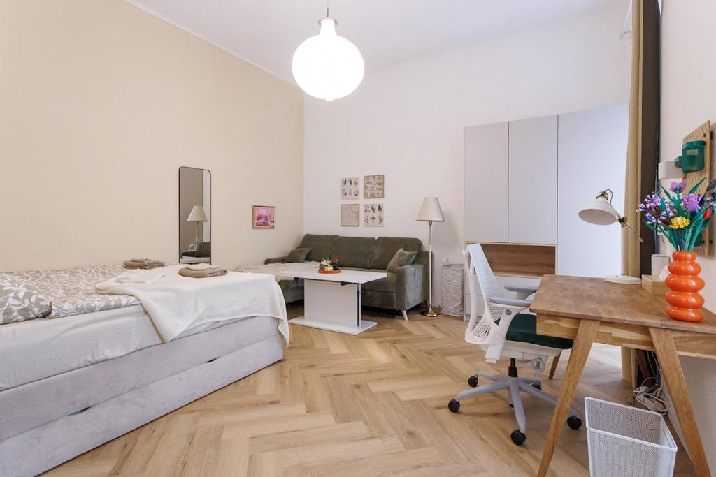 Renovated Central Apartment with Terrace, Wien