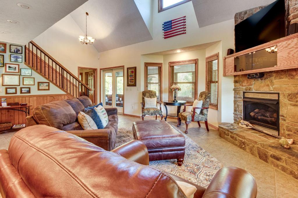 TroutFest Riverfront Norfork Home, Great Fishing, Norfork