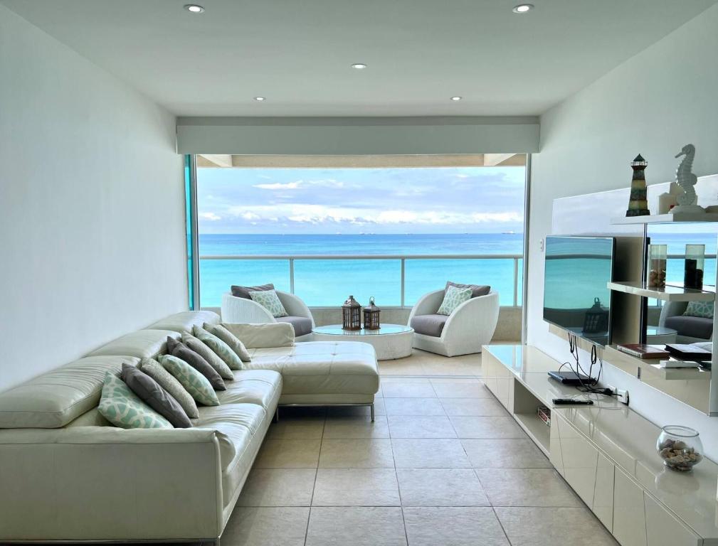 Beach front Ocean view, pool Family Apt Salinas, Carolina