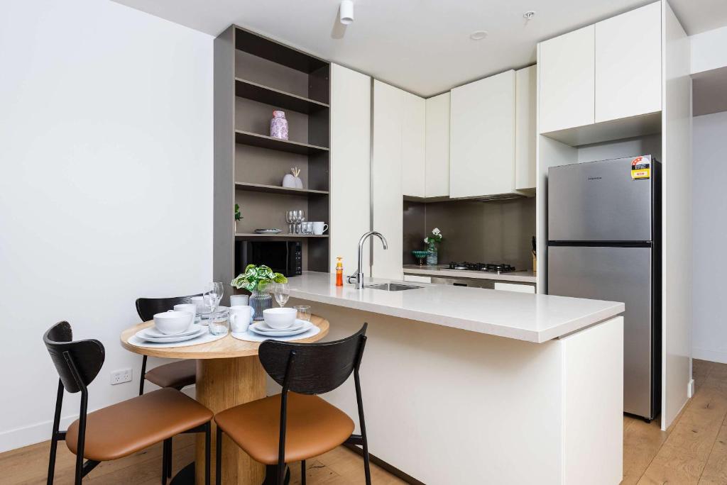 1B1B1S Modern Apt Hi-speed Wifi Free Tram Pool Gym Balcony, Melbourne