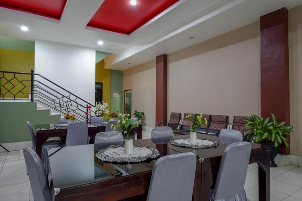 Restaurant, RedDoorz Syariah @ Hotel Wisma Indonesia Kendari in Kendari