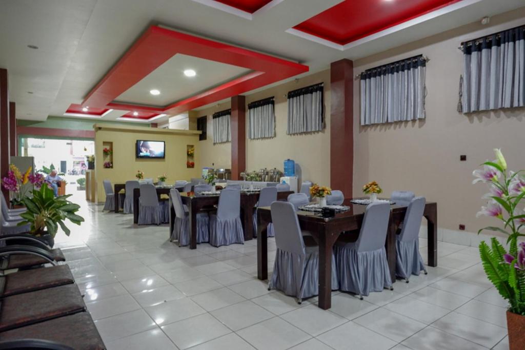 Restaurant, RedDoorz Syariah @ Hotel Wisma Indonesia Kendari in Kendari
