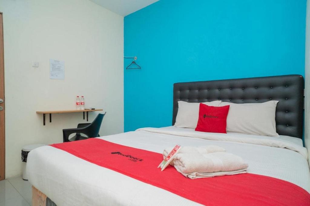 レッドドアーズ @ マイジェン スンコノ スラバヤ (RedDoorz @ Mayjen Sungkono Surabaya)