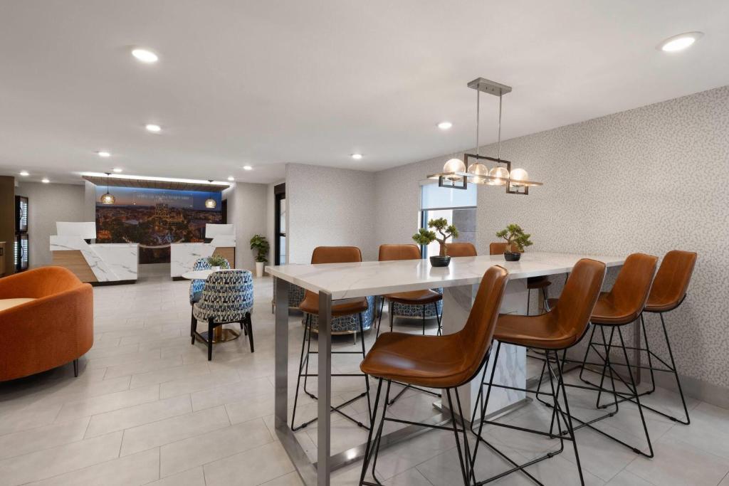 La Quinta Inn & Suites by Wyndham Greenville Woodruff Rd フロント・ロビー