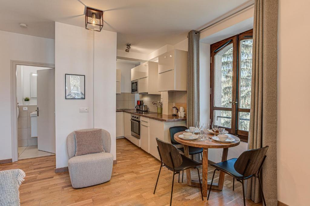 Apartment La Roseraie, Alpes Agency, Central Chamonix, Sleeps 2-3 - 2