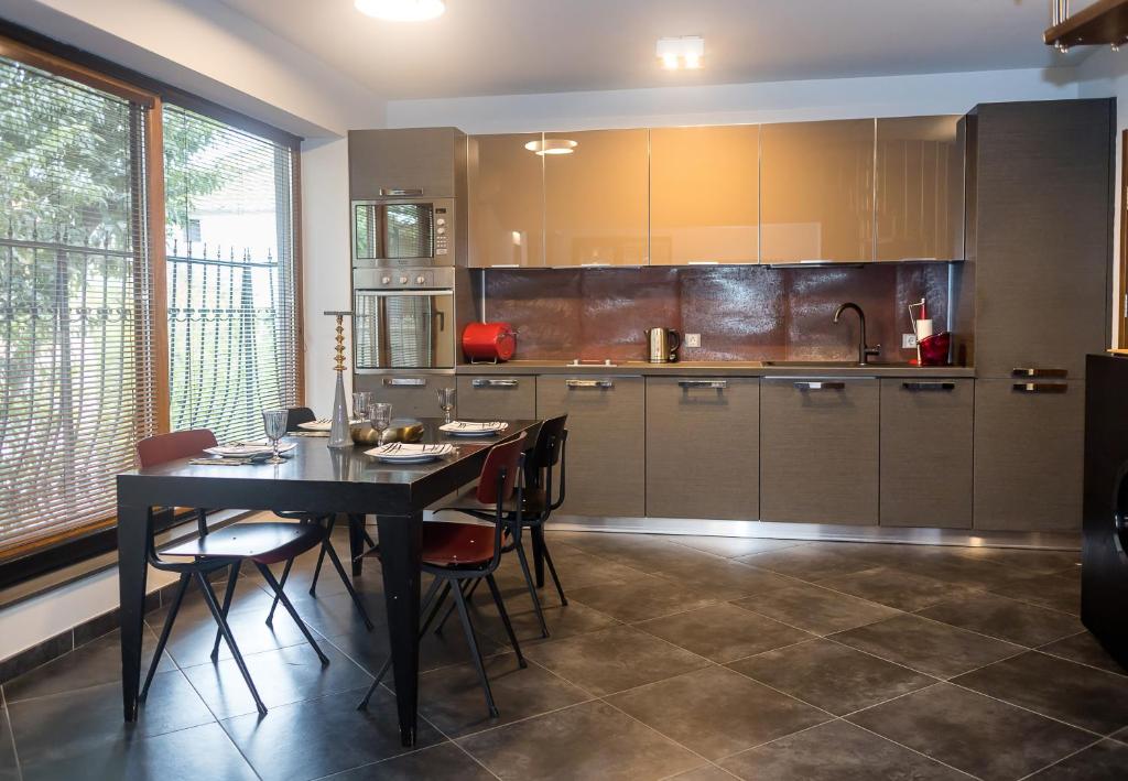 Cozy Two-Level Flat with 2 Bedrooms - Central Varna by Flat Mаnаger, Varna