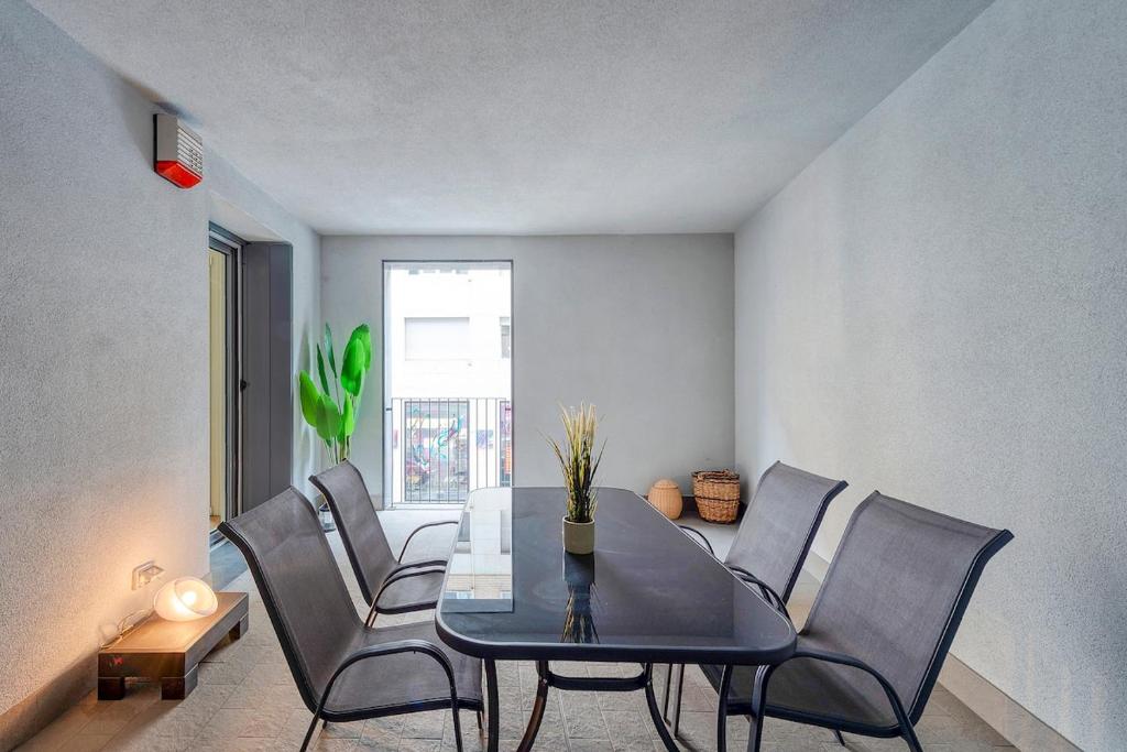 B Home - Elegant Apt with Terrace & Gym - 3