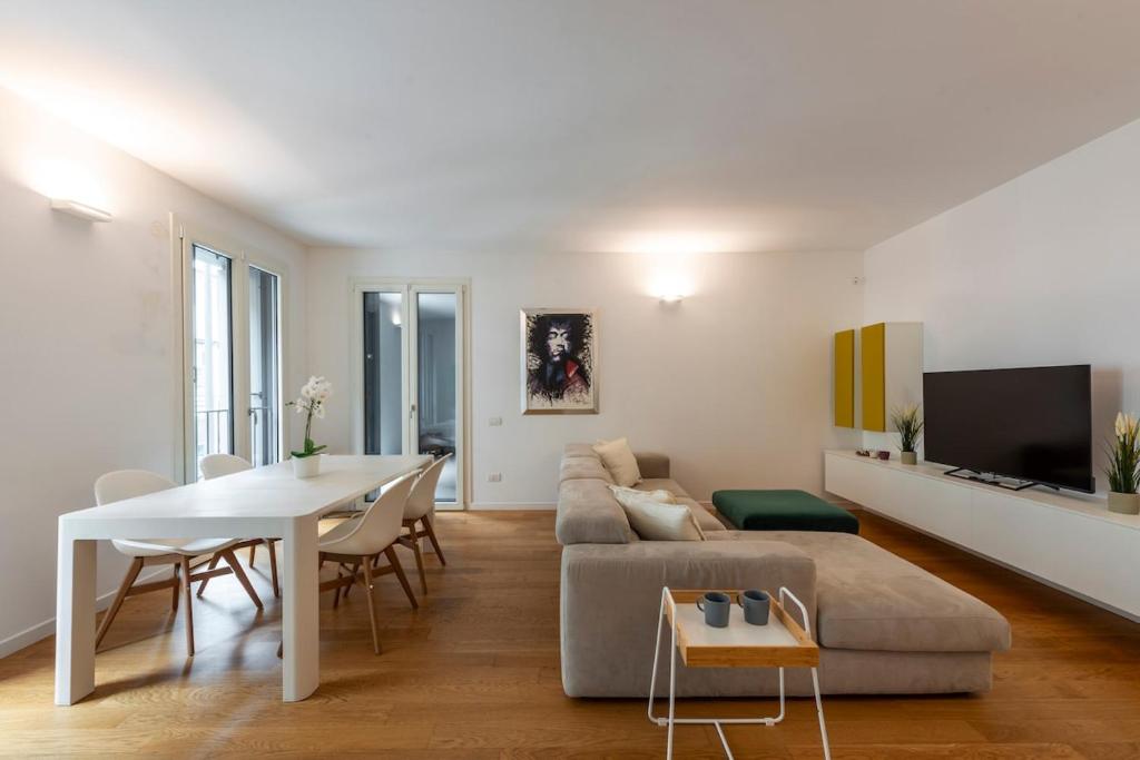 B Home - Elegant Apt with Terrace & Gym - 2