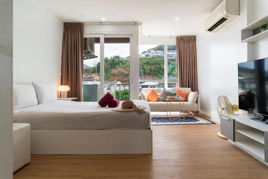 1 BR Suite 8-198 at Ozone Condo near Kata beach and surf, Kata pláž