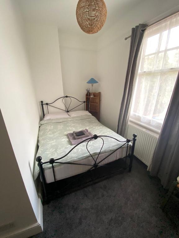 EGHAM LOVELY STUDIO SELF CONTAINED 2 mins station, Egham