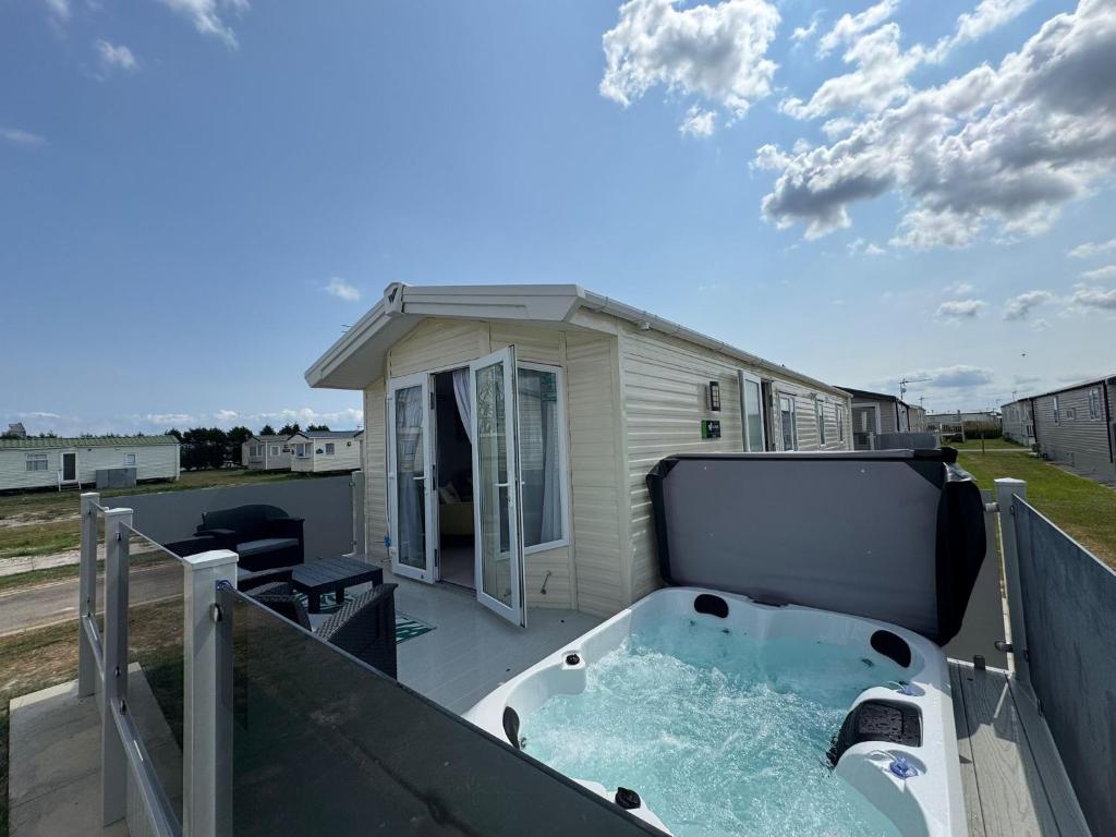 Fantasy Island - Eastgate E5 - The Sierra with Hot Tub - Coastal Caravan Breaks, Ingoldmells