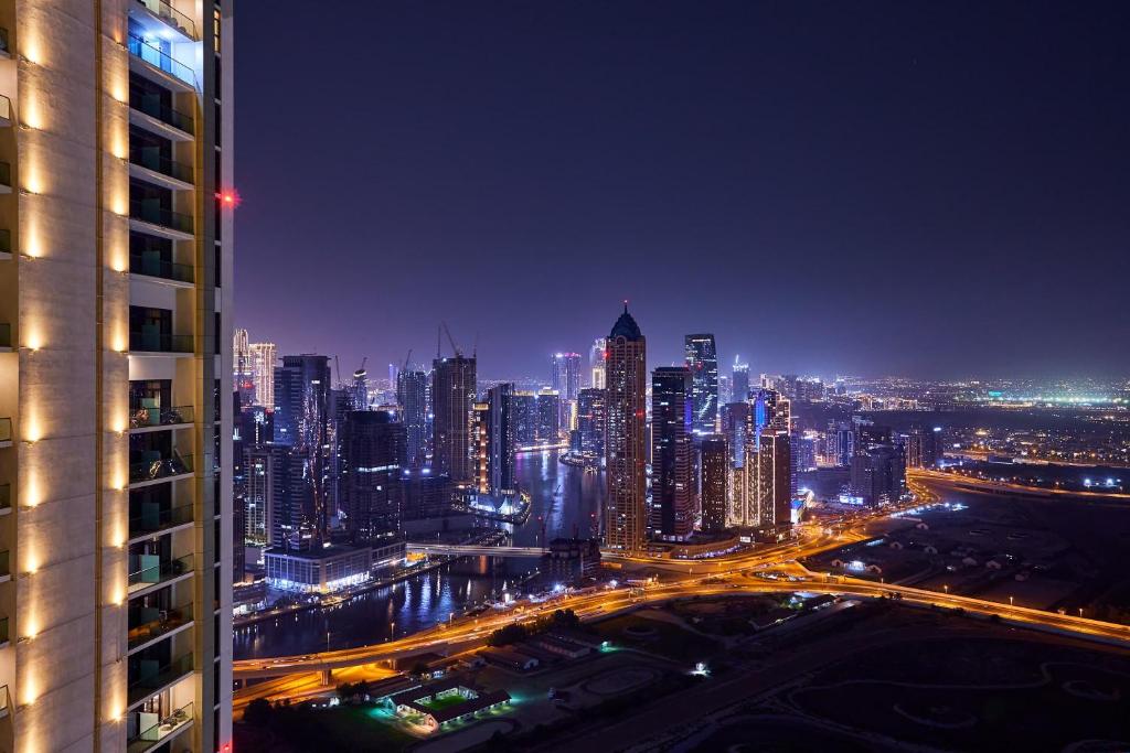 Luxury 2BR with Skyline Views Prime Business Bay Location, Dubái