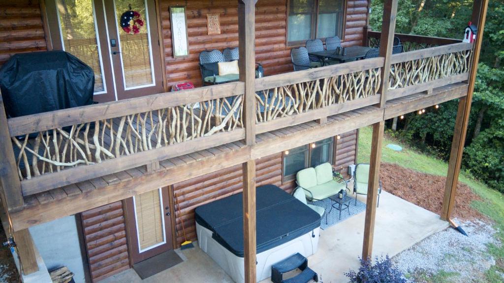 The cozy Lazy Laurel with year-round mountain views, hot tub, fire pit, Cherry Log