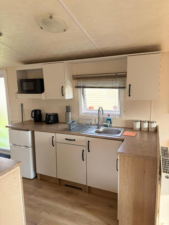 Lovely 6 Berth Caravan At Seawick Holiday Park, Essex Ref 27005Mv, Jaywick Sands