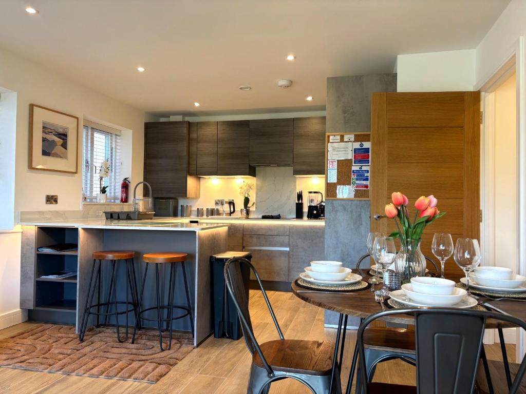 2 Bedroom Apartment - Parking - Walk to Town, Shrewsbury