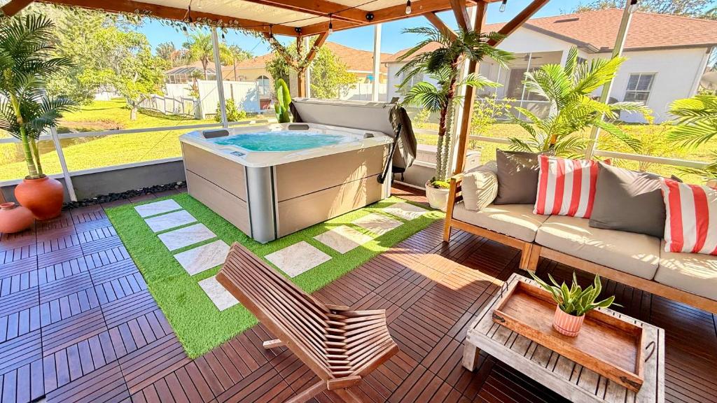 Spacious 5BR Private Home, Private Pool & Salt Water Spa, Minutes from Beaches, Bradenton