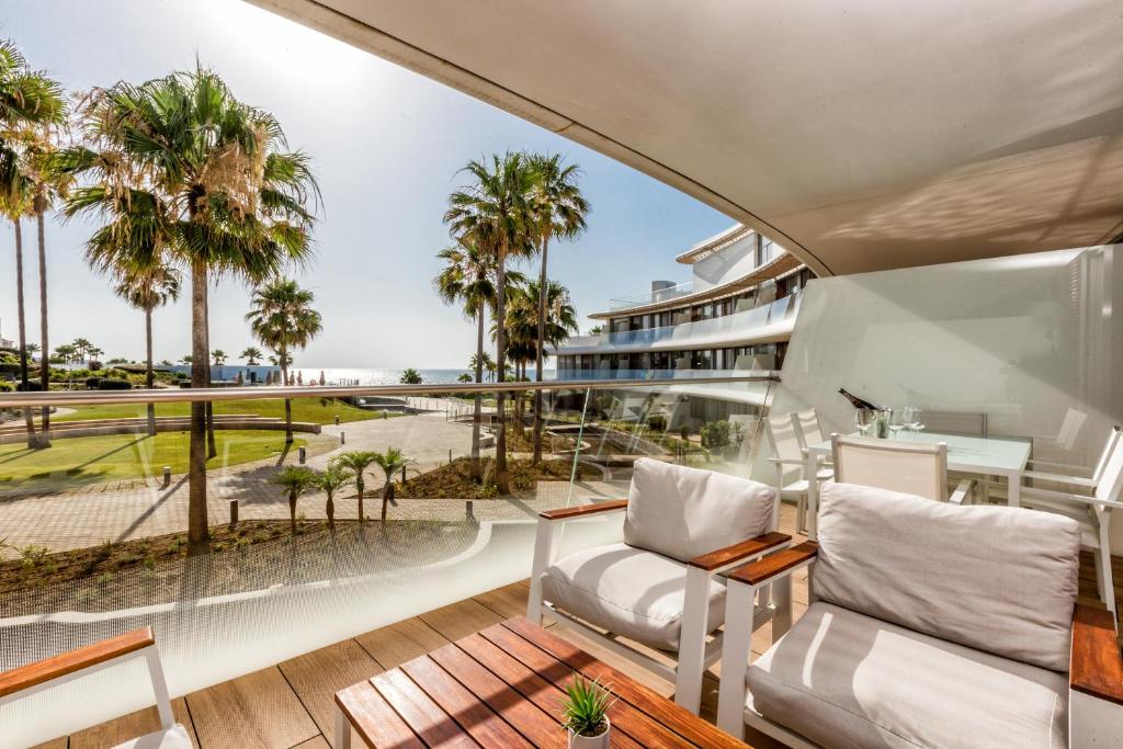Front line beach apartment in The Edge with sea views - 2