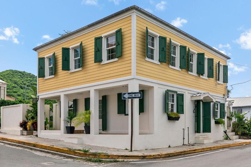 The Queen's Quarters - King Bed - AC - Walkable, Christiansted