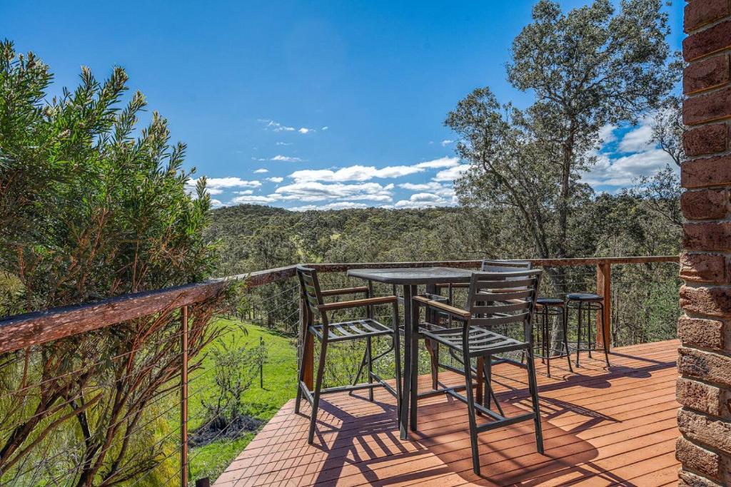 Tranquil Cottage with Valley and Hills Views, Wonga Park