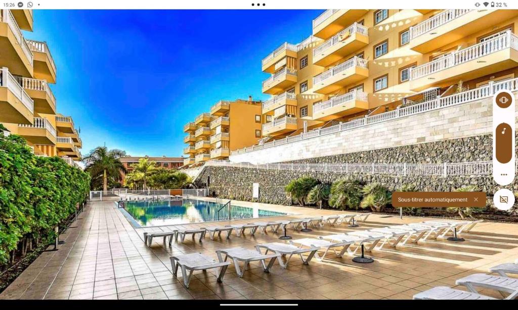 Appartement rénové 2 chambres, grande terrasse S-O, parking privé et piscine chauffée - 3