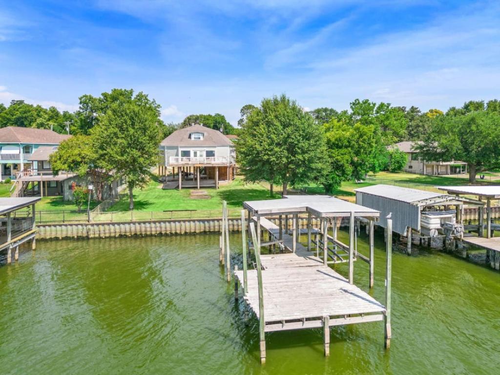 Unique lakefront home 외부 전경