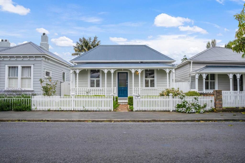 Best of Both Worlds Gorgeous Villa near Beaches, Auckland