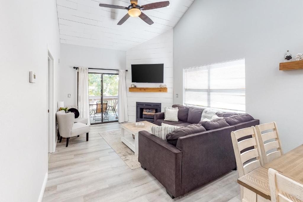 Pointe Royale Lofty Retreat at The Chic Chalet - Golf & Amenities Galore!, Branson