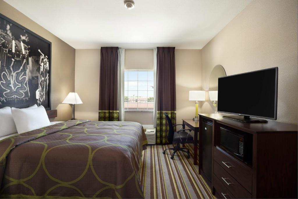 Super 8 by Wyndham Bakersfield South CA, Bakersfield