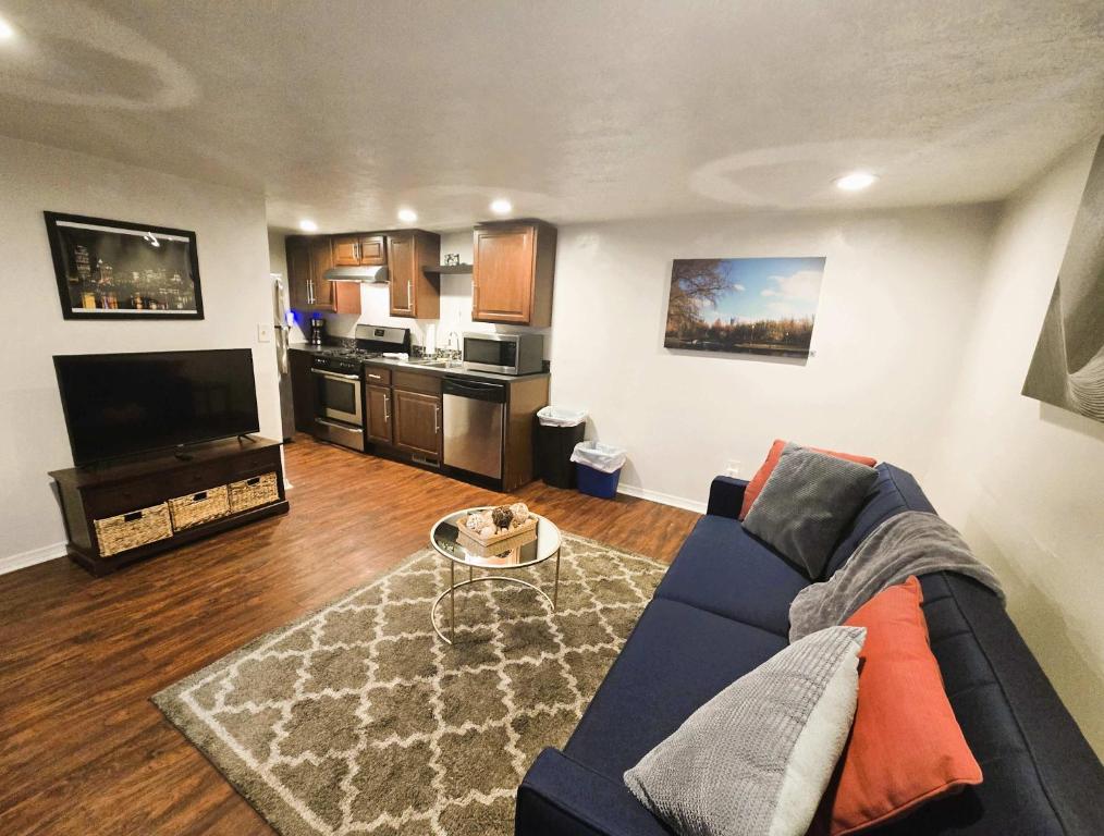 1 Bed Apt - Amazing Location 1 Block to Carson St, Pittsburgh