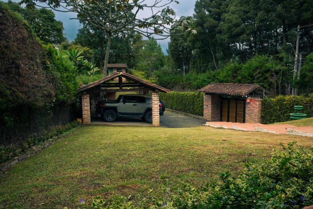 Portofino mountain retreat near Medellín - 3