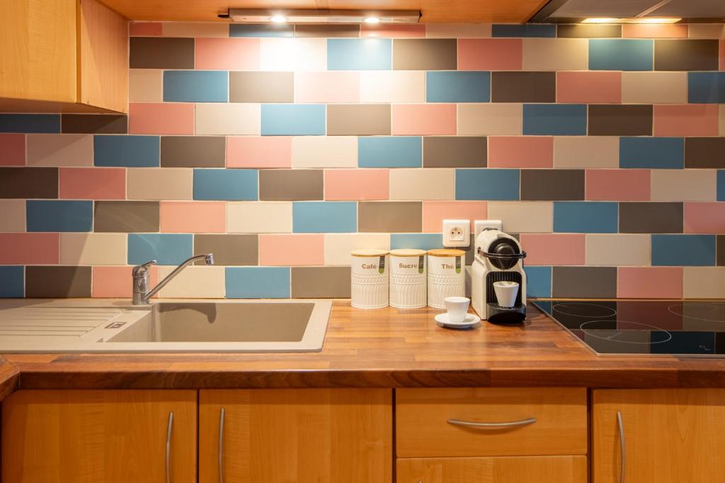 Designer and stylish flat in vibrant Belleville neighborhood near the metro - 5