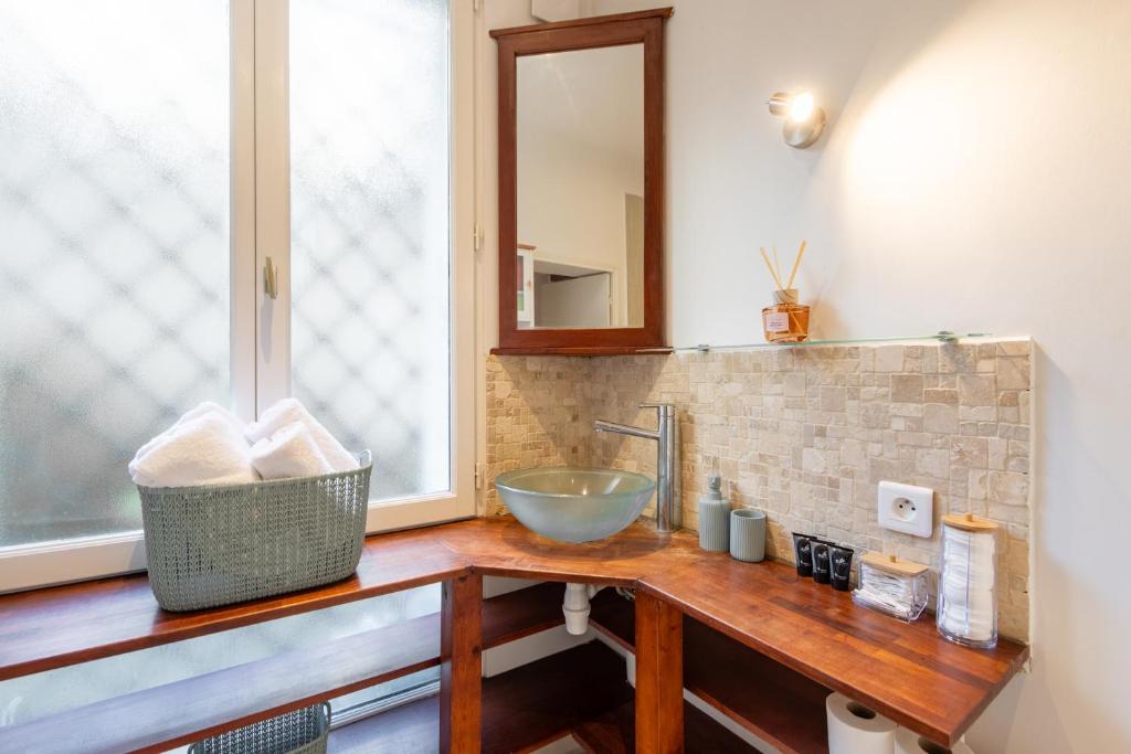 Designer and stylish flat in vibrant Belleville neighborhood near the metro - 4