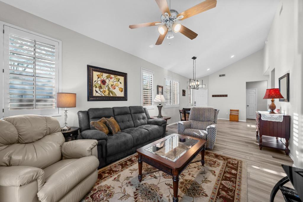 Patio, Grill and Pool Access Cozy Arizona Retreat!, Mesa