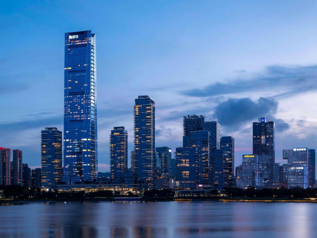 Raffles Shenzhen, Situated in the heart of One Shenzhen Bay, Book Now to Enjoy Free Minibar and Happy Hour Privileges at Long Bar on 71F, Šen-čen