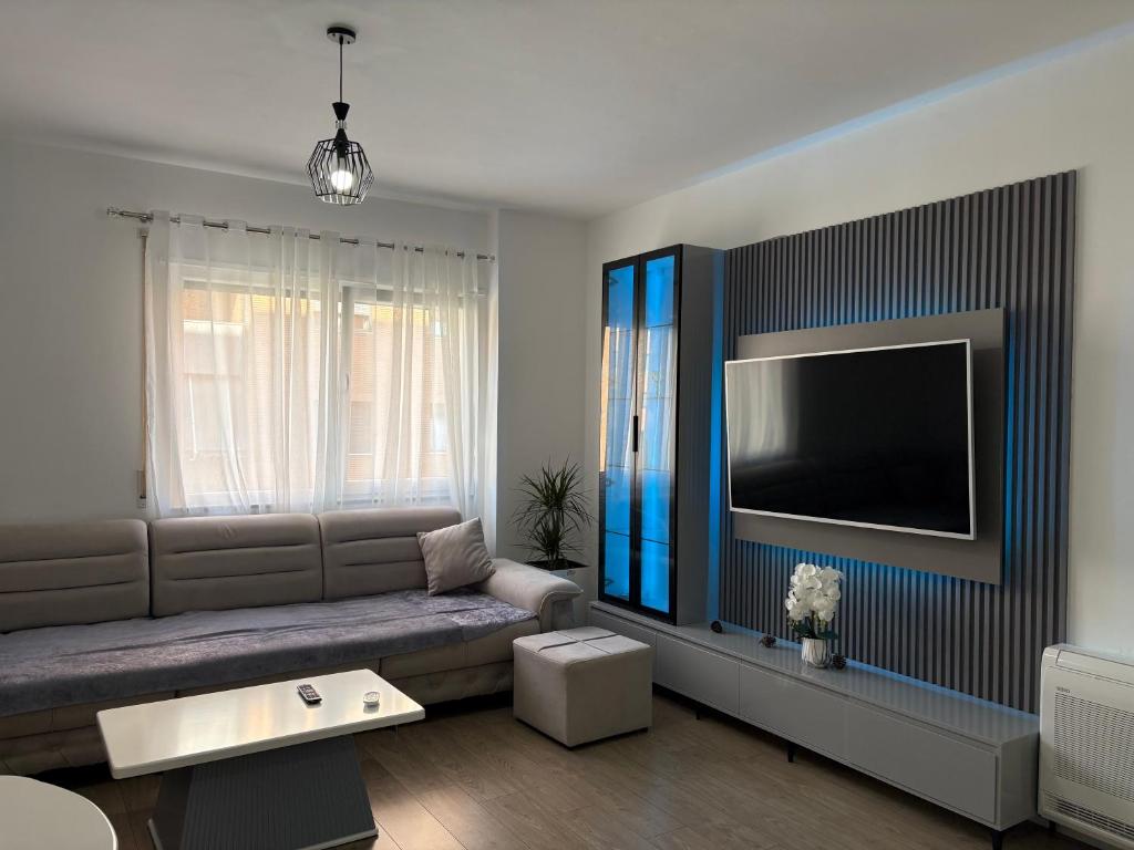 Mme apartment, Kamëz