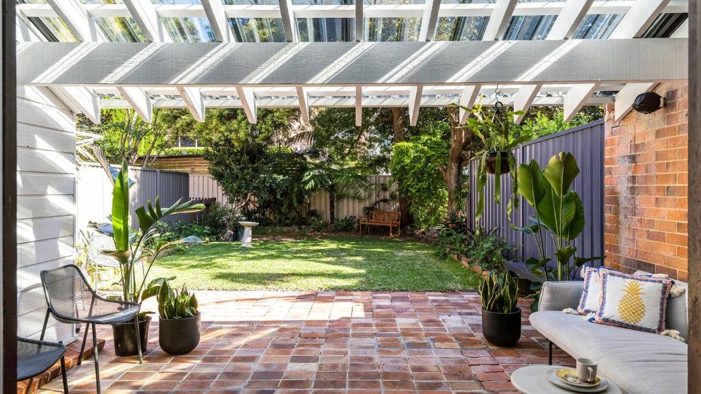 Solace by the Bay, Corlette