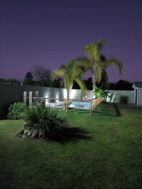 Cabaña con pileta & jardín- a minutos del centro y la playa, Miramar