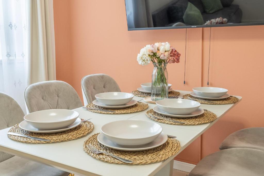 HOMELY l Central APT 44m2 near Train Station I SELF CHECK-IN, Praga