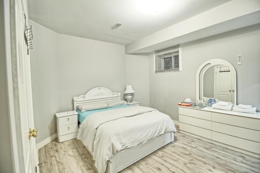 Basement large Room with Private Bathroom and Free Parking, Vaughan