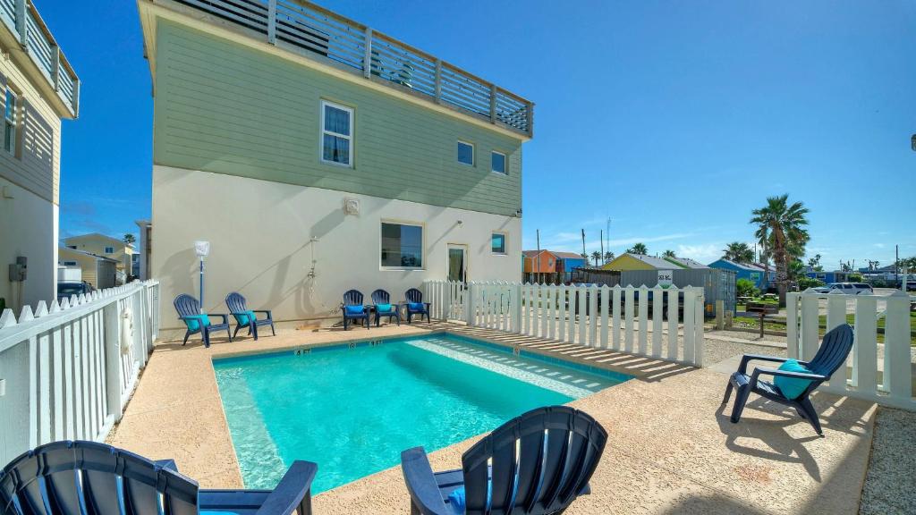 Huge Priv Rooftop w Ocean Glimpse View Pool Seaside Lookout by AvantStay, Port Aransas
