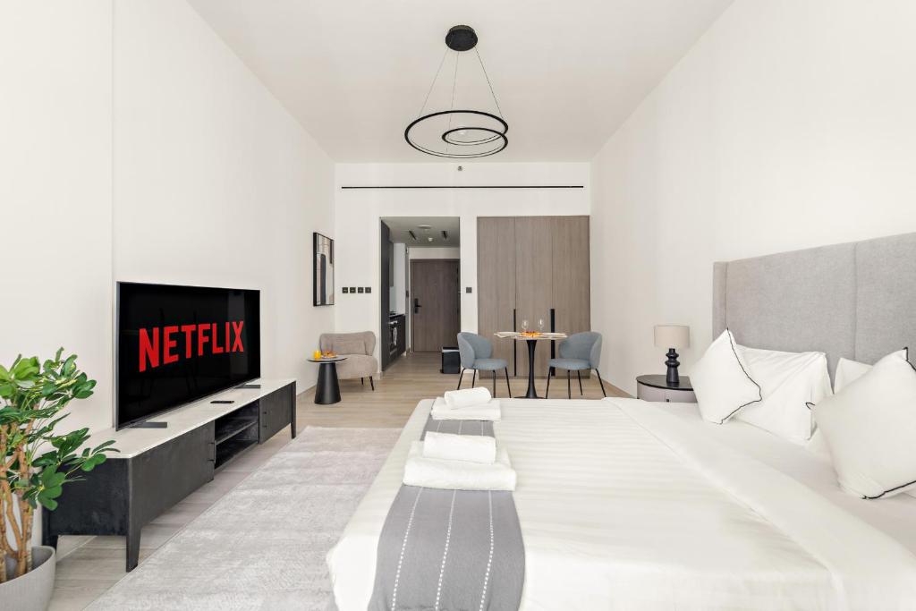 VayK - Elegant Studio in Dubai Hills Overlooking the Pool, Dubai
