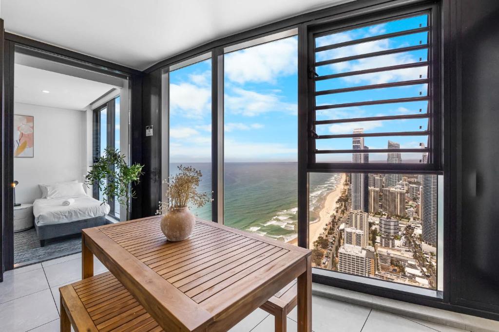 The Wave - NEW Beachfront Skyhome 3BR Ocean Coastal View with Parking Pool and GYM, Gold Coast