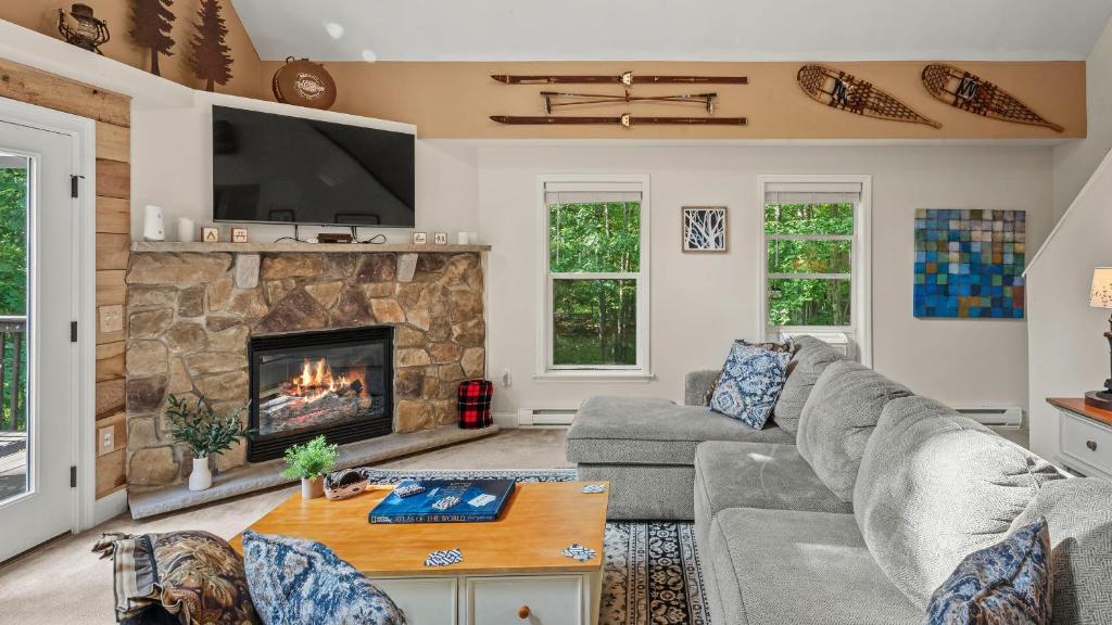 Alpine Serenity by AvantStay Beach Lake Access Theater Deck Playroom, Albrightsville