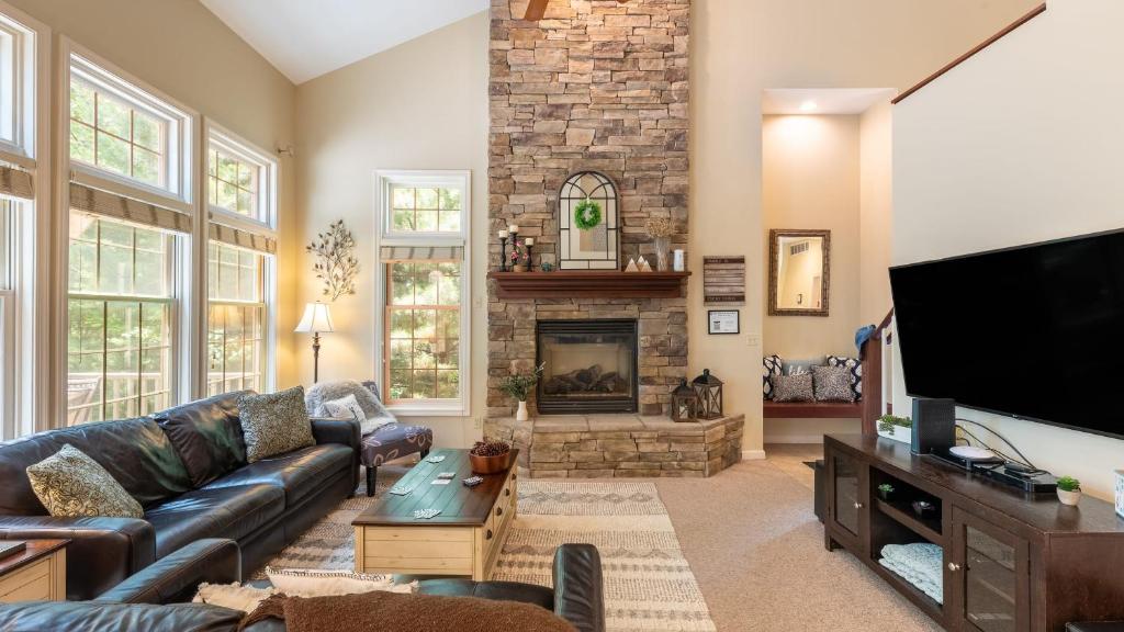 Highland Hideaway by AvantStay Group Poconos Retreat w Patio Game Room, Lake Harmony