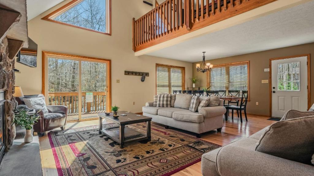 Hickory Haven by AvantStay Hot Tub Game Room Theater Deck, Albrightsville