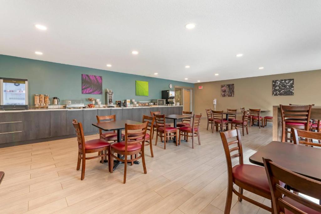 Food and beverages, Sleep Inn & Suites Wisconsin Dells - Lake Delton in Lake Delton (WI)